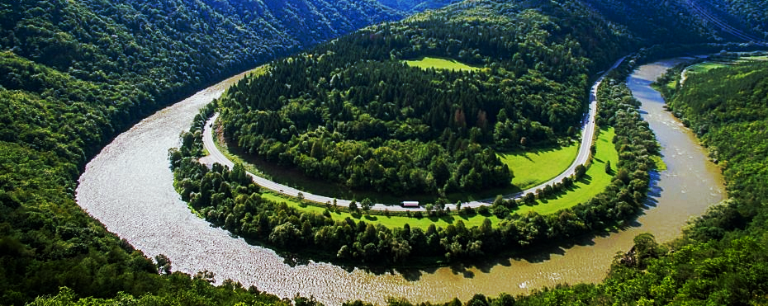 Domašínsky meander is the counterpart to the American Horseshoe Bend